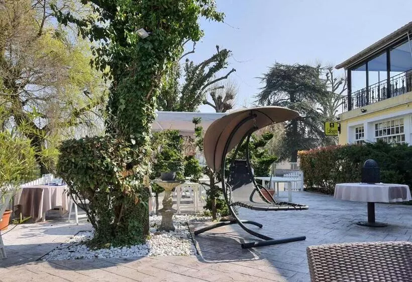 Hotelli Logis   Hôtel & Restaurant Le Gonfalon