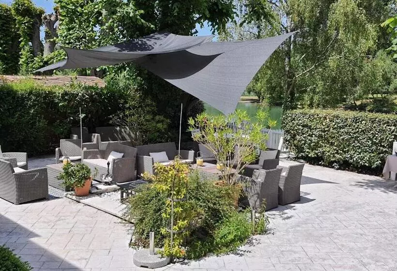 Hotelli Logis   Hôtel & Restaurant Le Gonfalon