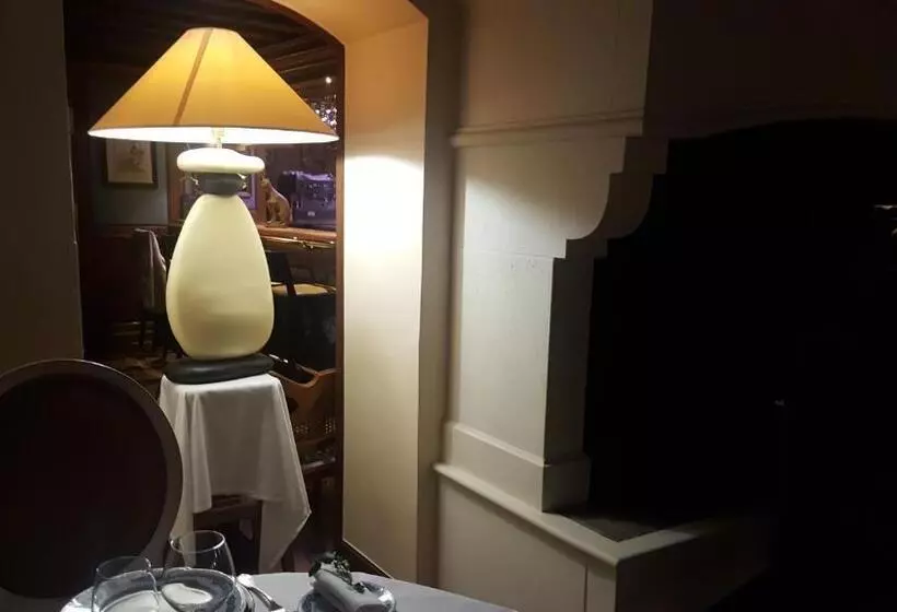 Hotelli Logis   Hôtel & Restaurant Le Gonfalon