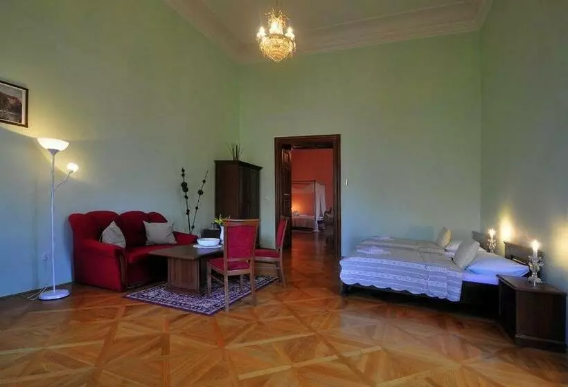 Hotelli Zamek Cerveny Hradek