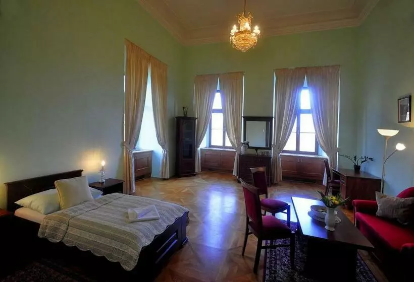 Hotelli Zamek Cerveny Hradek