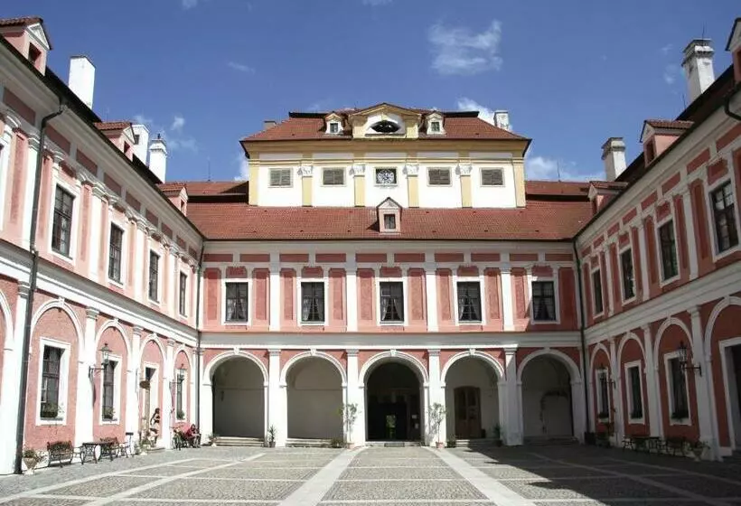 Hotelli Zamek Cerveny Hradek