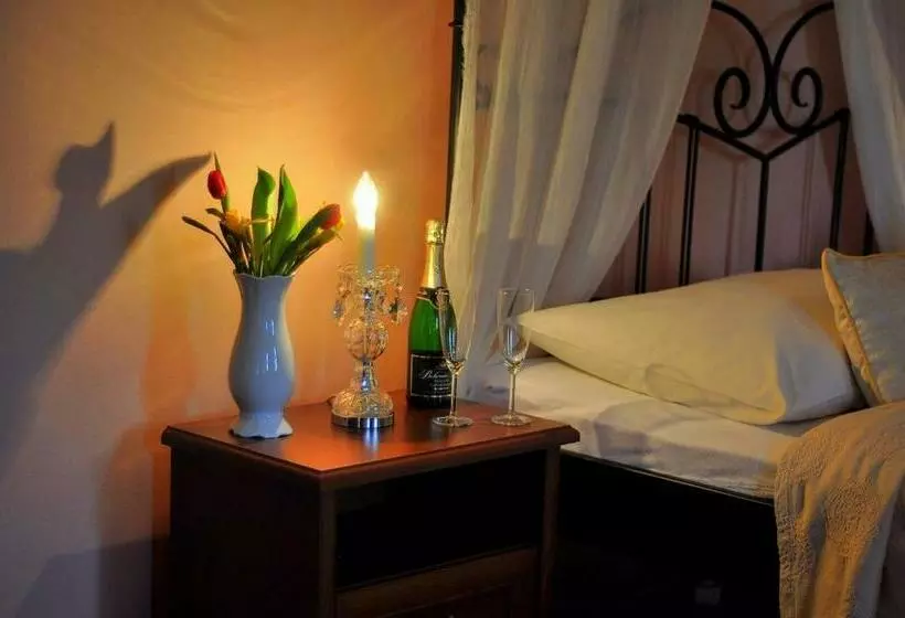 Hotelli Zamek Cerveny Hradek