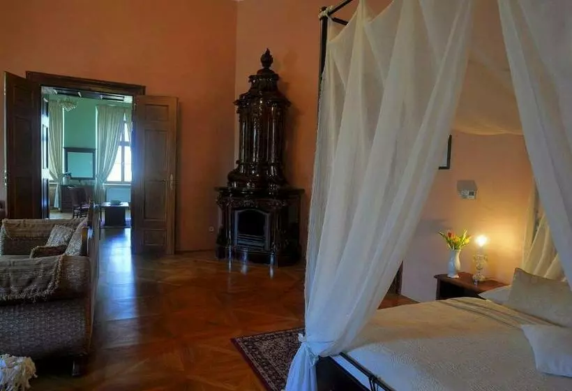 Hotelli Zamek Cerveny Hradek