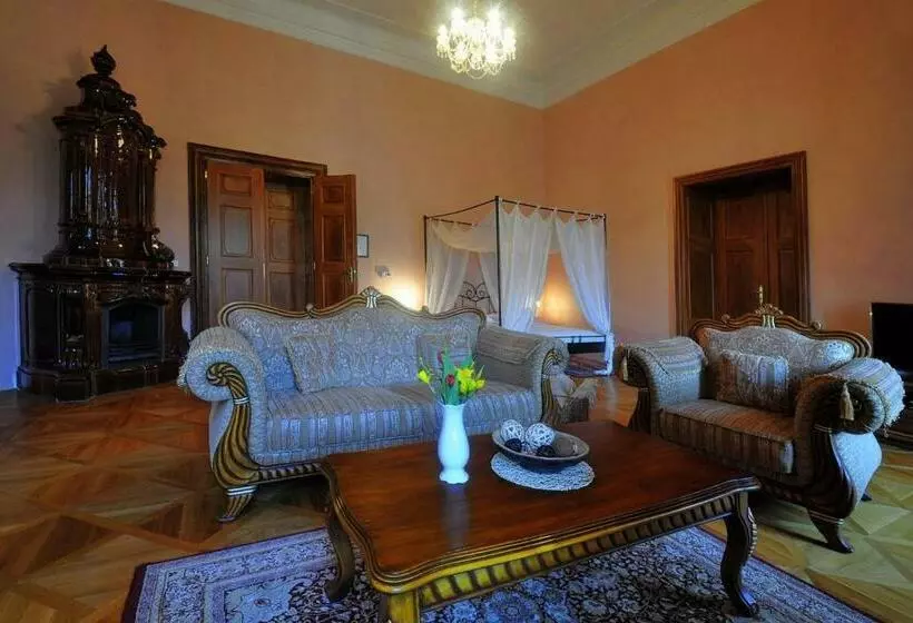 Hotelli Zamek Cerveny Hradek