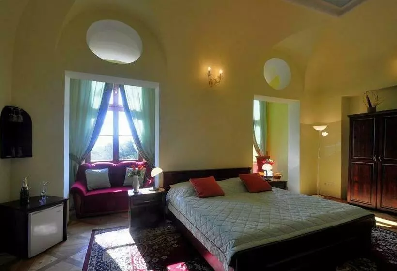 Hotelli Zamek Cerveny Hradek