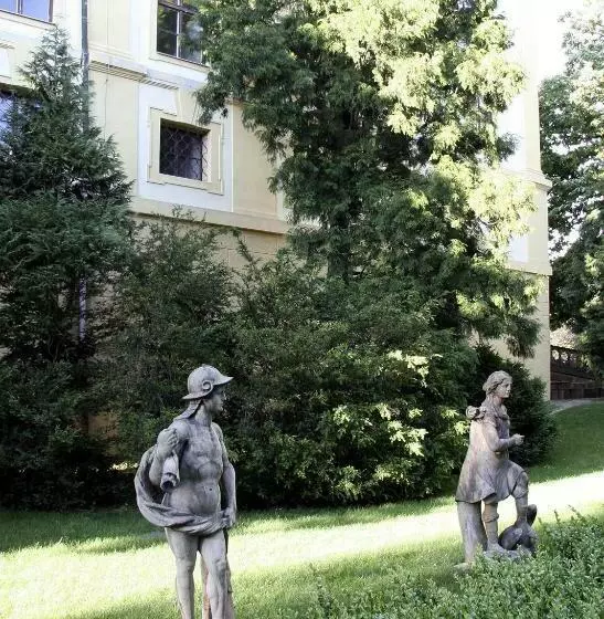 Hotelli Zamek Cerveny Hradek