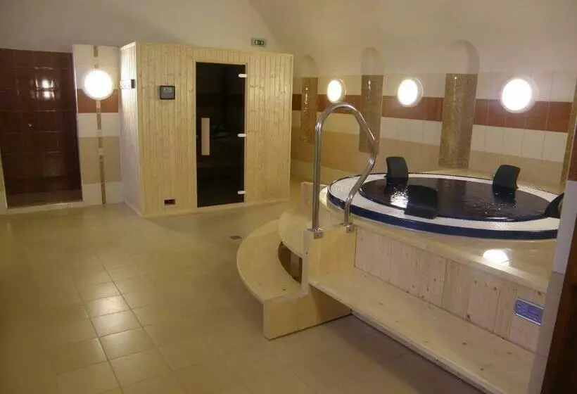 Hotelli Zamek Cerveny Hradek