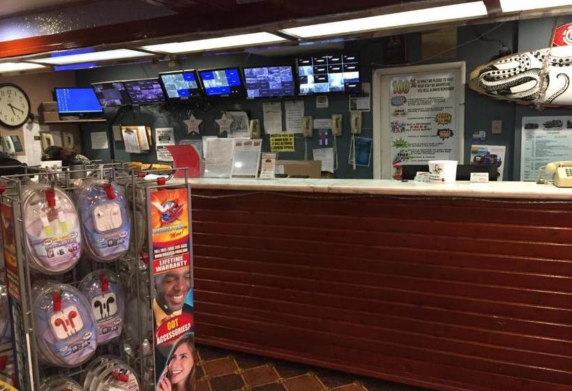 فندق على الطريق Tradewinds Airport