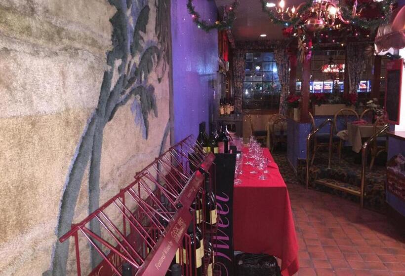 فندق على الطريق Tradewinds Airport