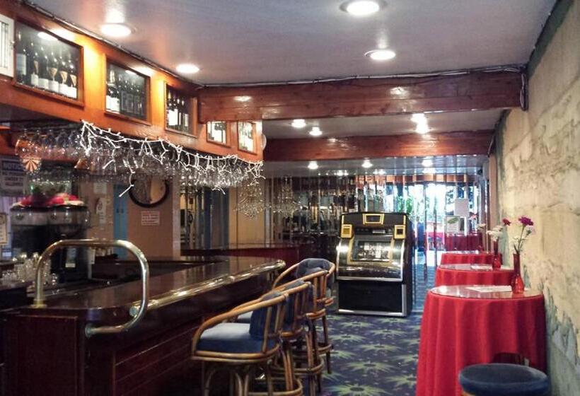 فندق على الطريق Tradewinds Airport