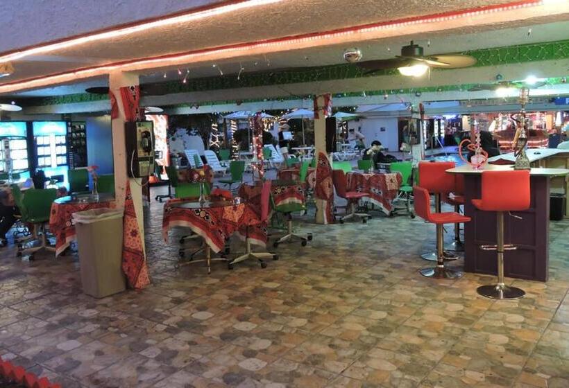 فندق على الطريق Tradewinds Airport