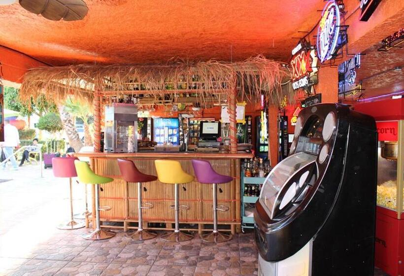 فندق على الطريق Tradewinds Airport