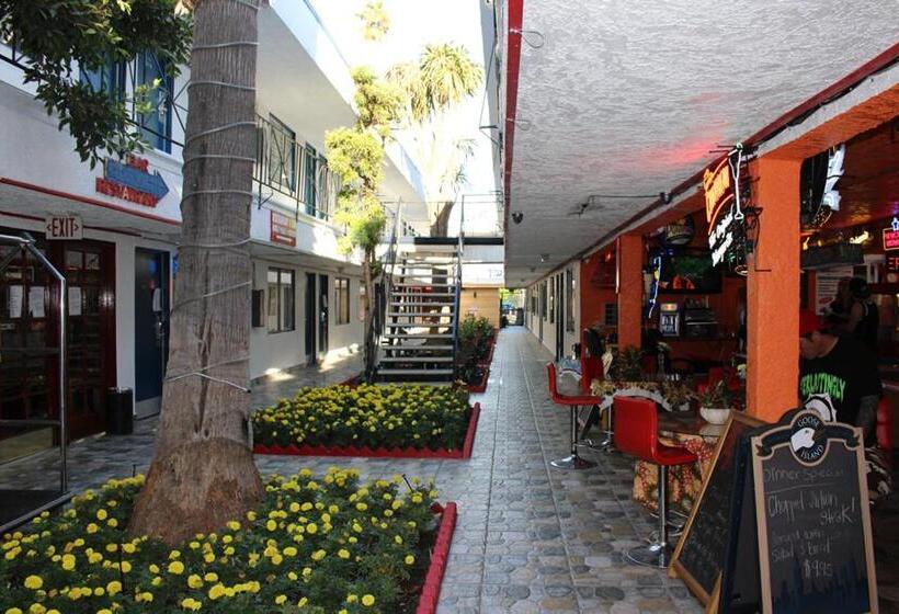 فندق على الطريق Tradewinds Airport