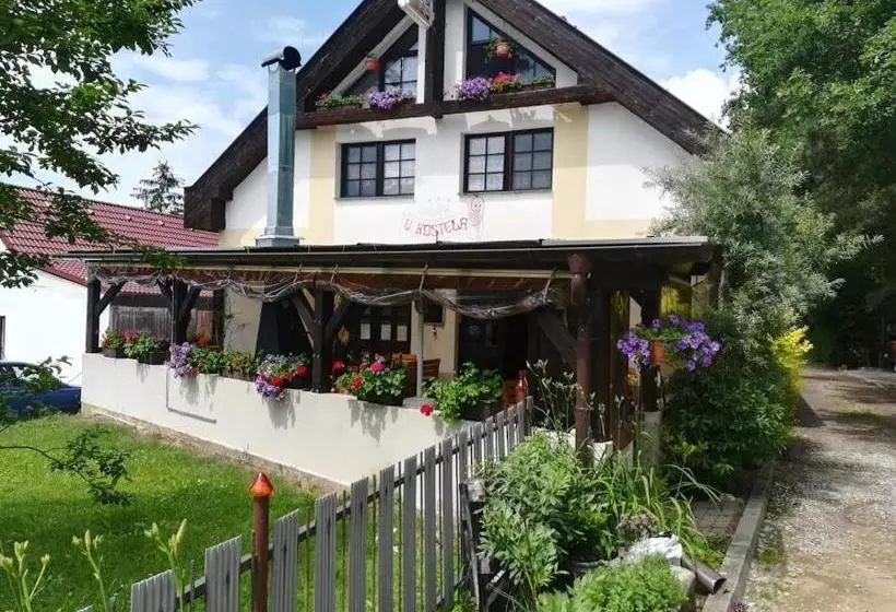 Majatalo Penzion U Kostela Mláka