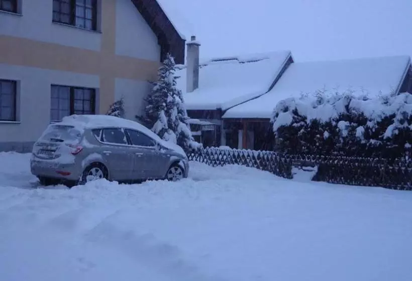 Majatalo Penzion U Kostela Mláka
