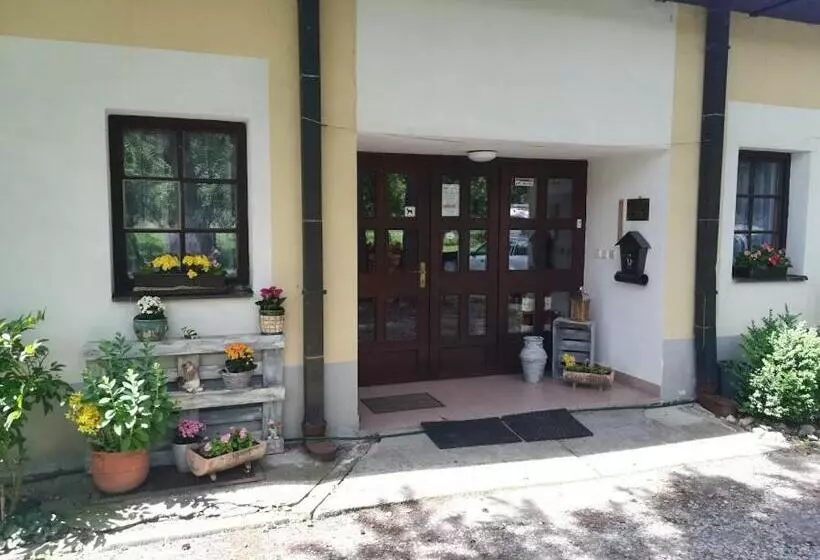 Majatalo Penzion U Kostela Mláka