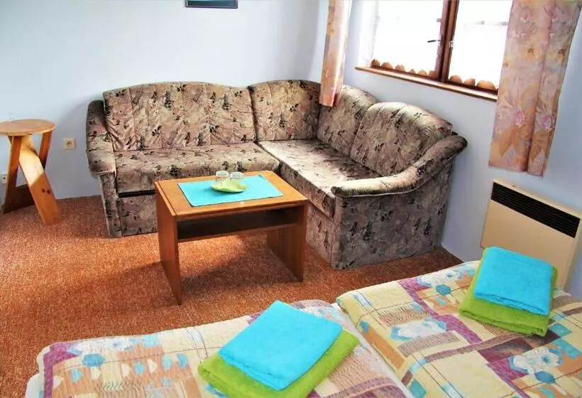 Majatalo Penzion U Kostela Mláka