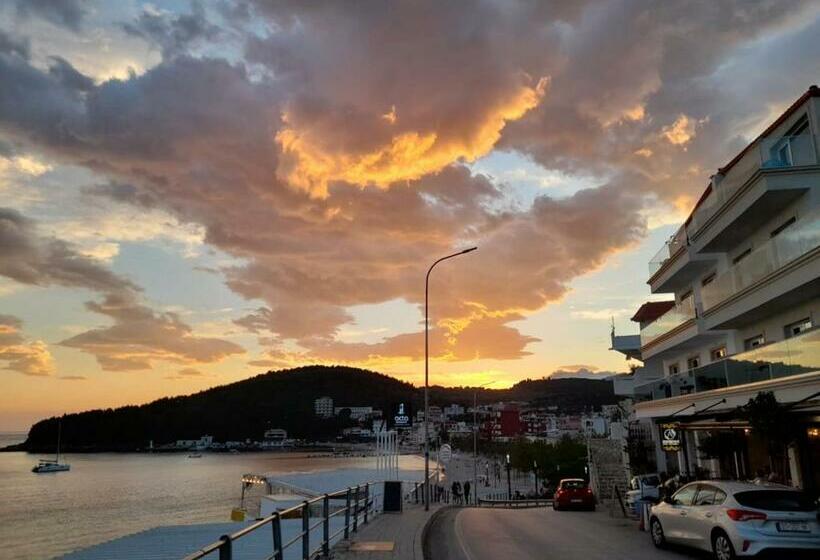 הוסטל Rooms By The Sea