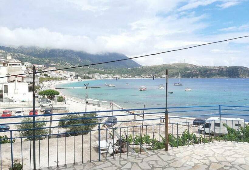 הוסטל Rooms By The Sea