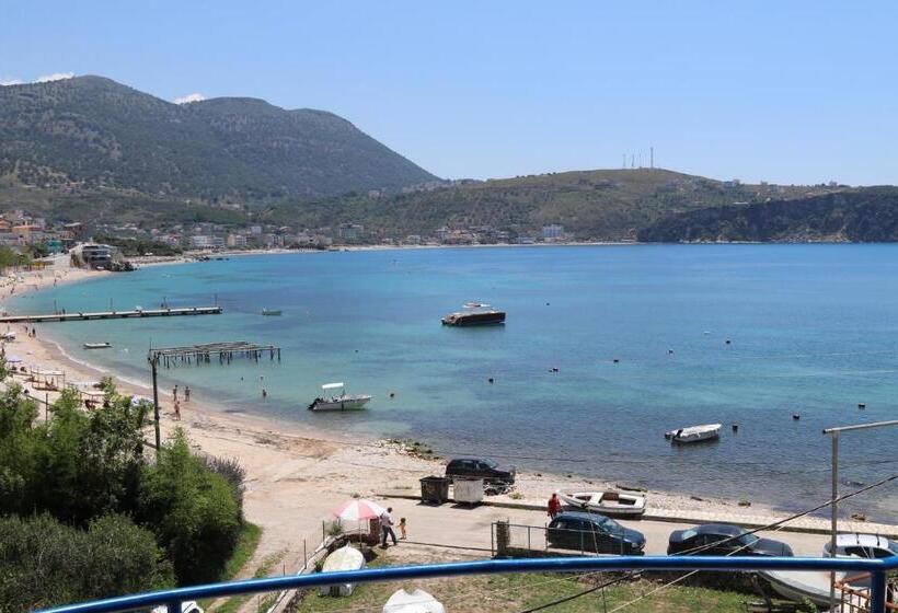 הוסטל Rooms By The Sea