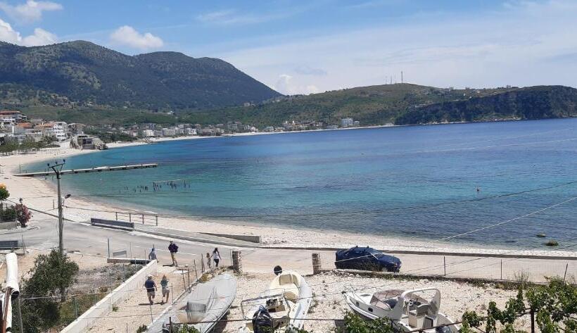 הוסטל Rooms By The Sea