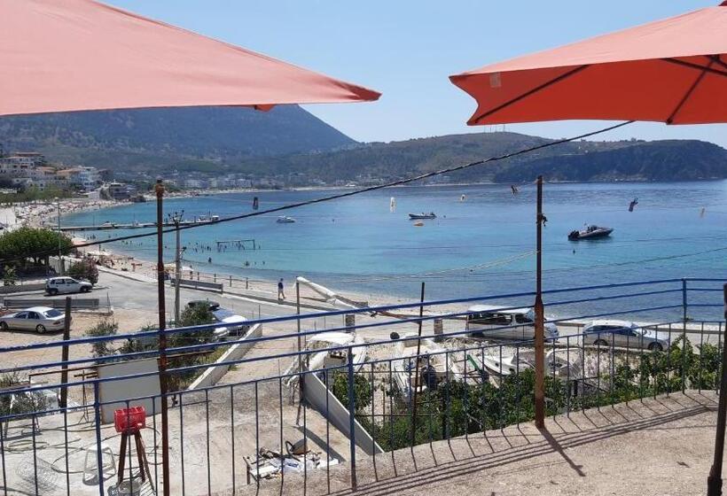 הוסטל Rooms By The Sea