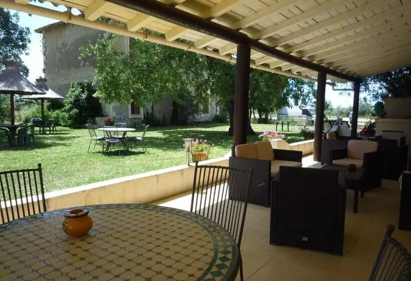 هتل Auberge Mas De Layalle