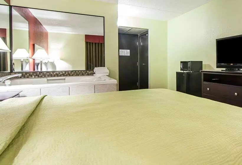 فندق Quality Inn West