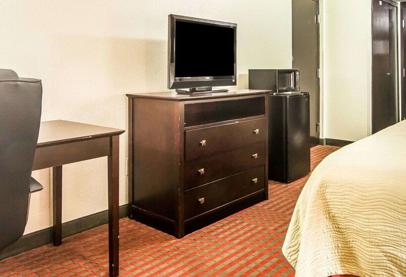 Отель Quality Inn West