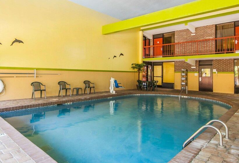 Отель Quality Inn West