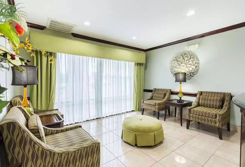 Отель Comfort Suites Beaumont I10