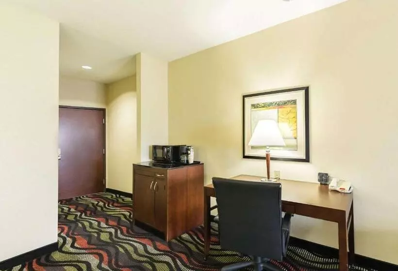 Отель Comfort Suites Beaumont I10