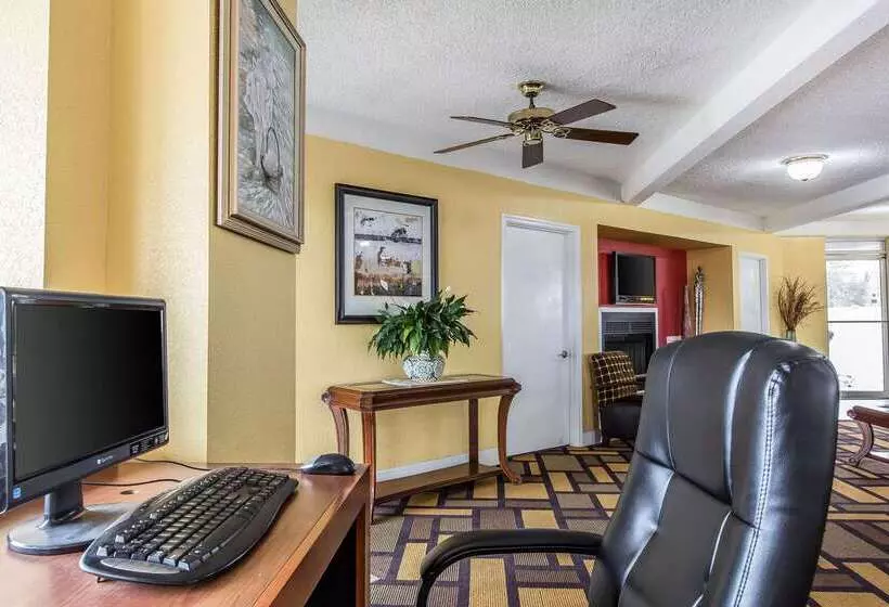 هتل Econo Lodge Byron