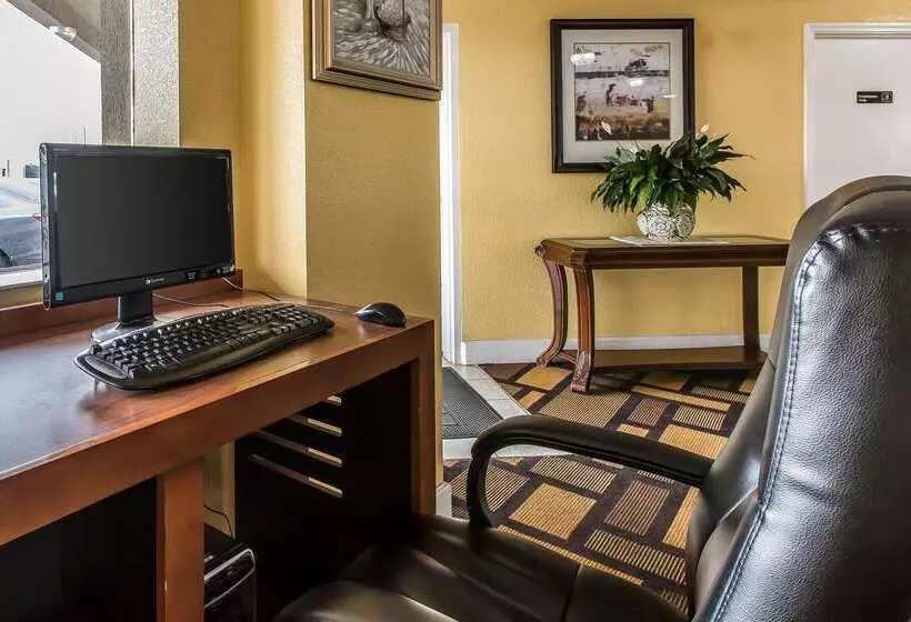 هتل Econo Lodge Byron