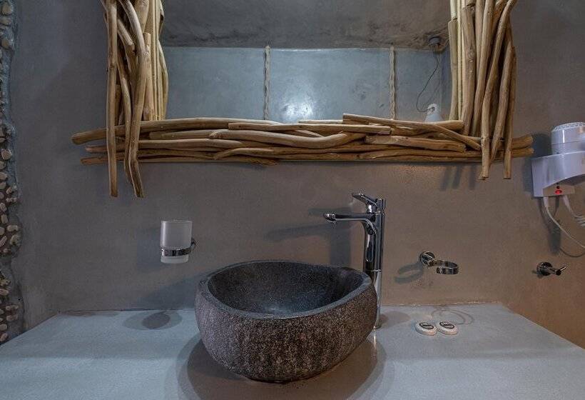 Otel Loucas On The Cliff