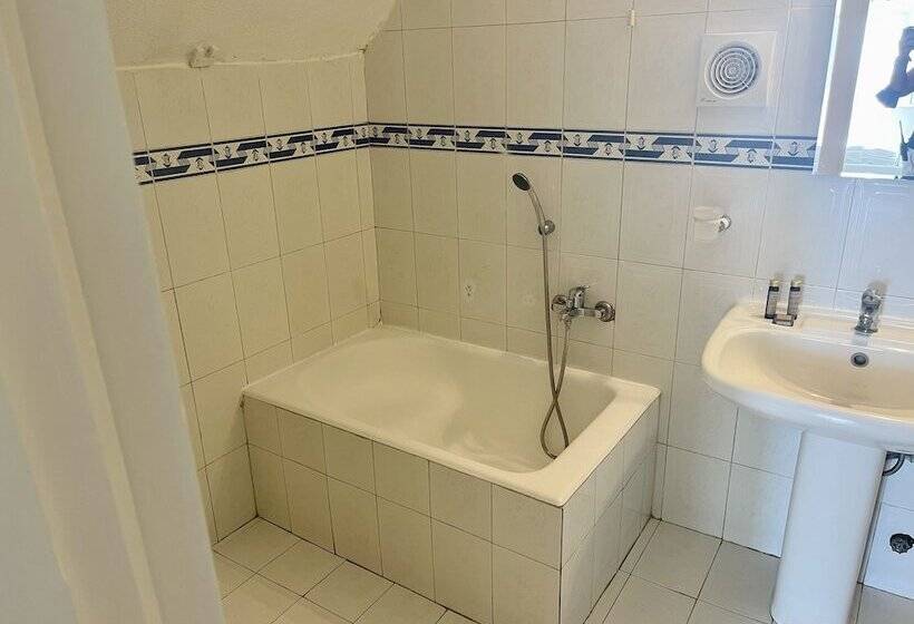 Otel Loucas On The Cliff