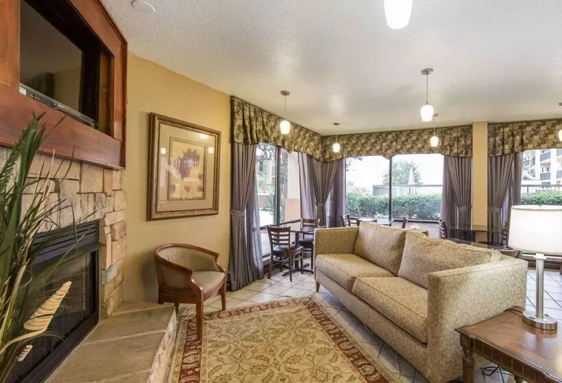 Отель Quality Inn Merchants Drive