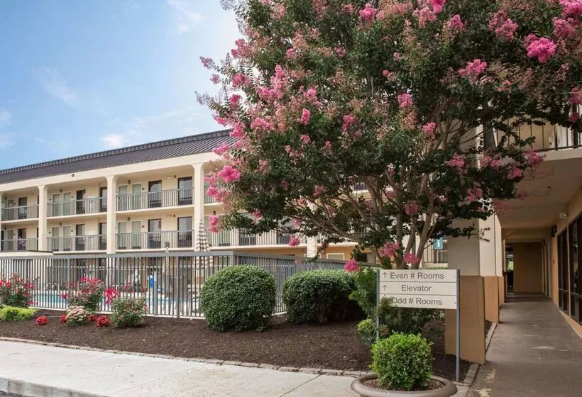 Отель Quality Inn Merchants Drive