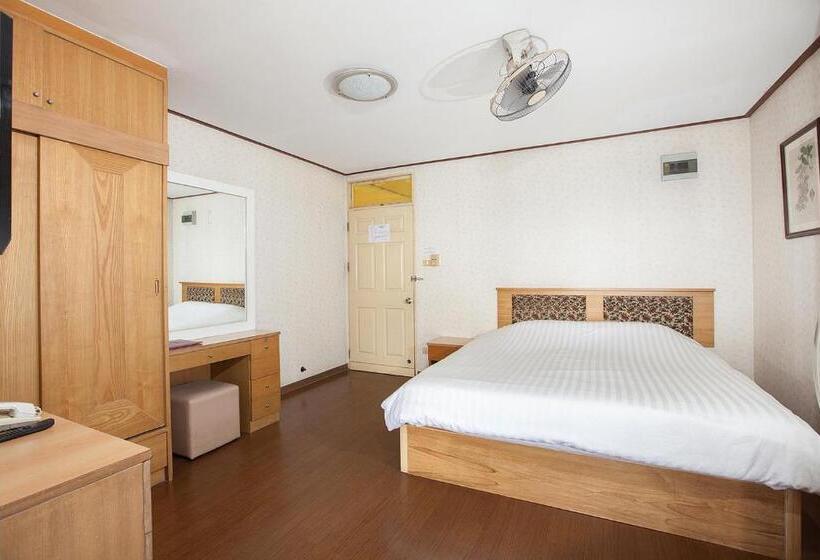 هتل The Aiyapura Bangkok