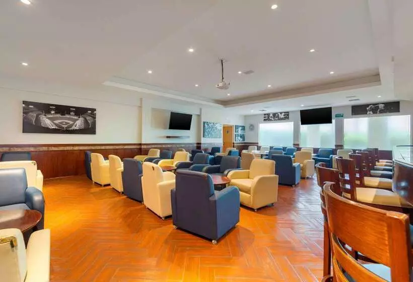 בית מלון כפרי Comfort Inn Monterrey Norte