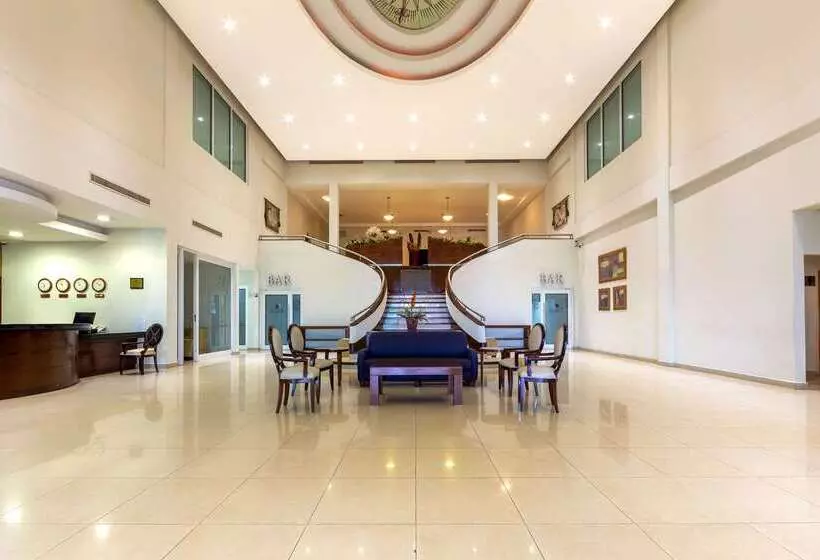 בית מלון כפרי Comfort Inn Monterrey Norte