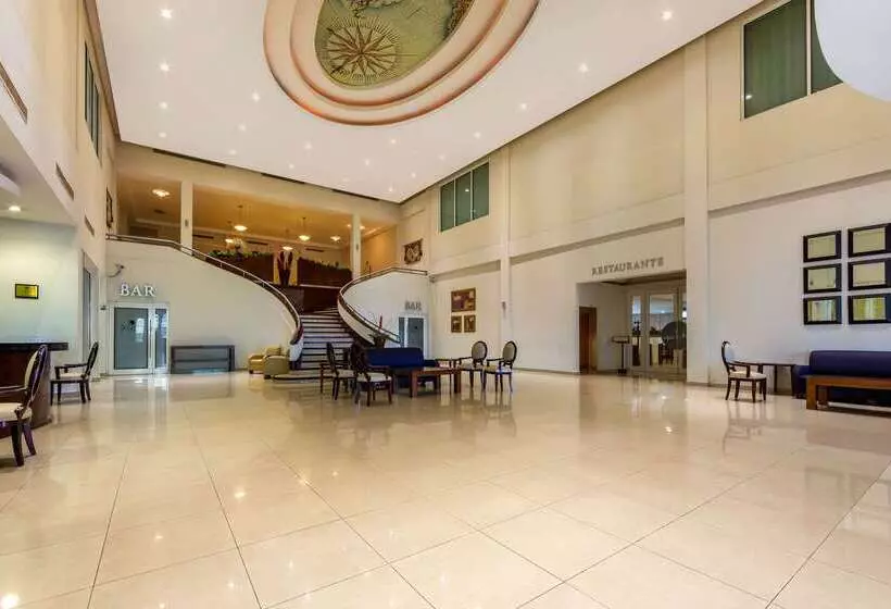 בית מלון כפרי Comfort Inn Monterrey Norte