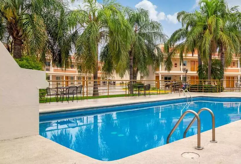 בית מלון כפרי Comfort Inn Monterrey Norte