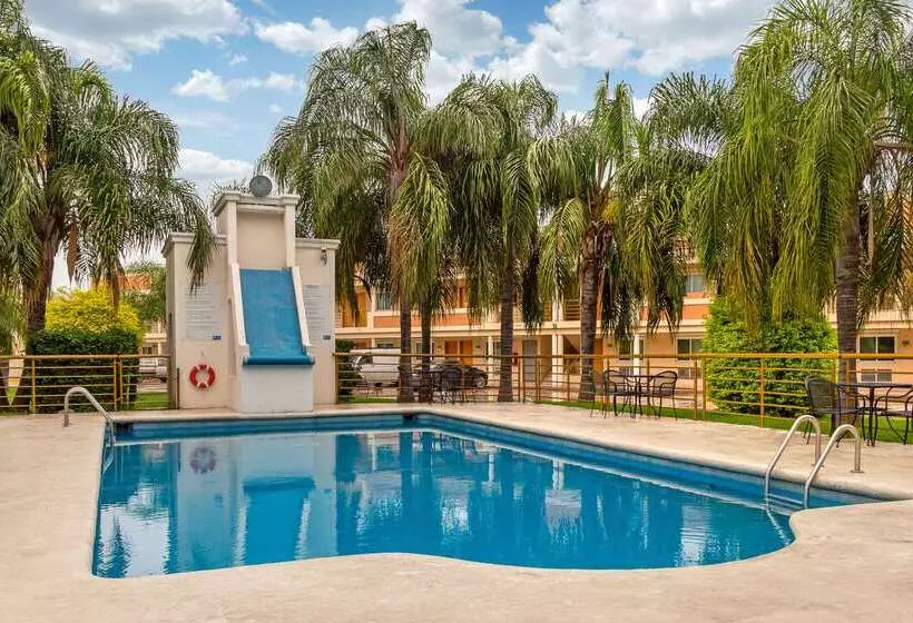 בית מלון כפרי Comfort Inn Monterrey Norte