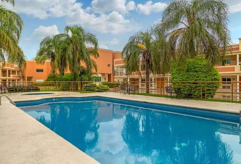 בית מלון כפרי Comfort Inn Monterrey Norte