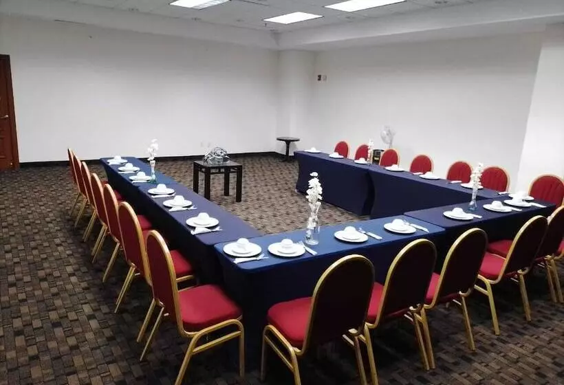 هتل Wyndham Garden Torreon Tecnologico