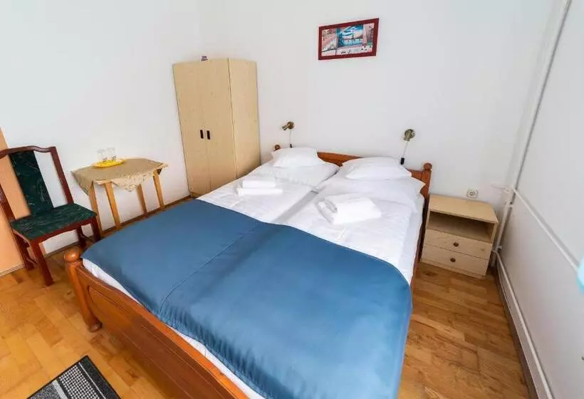 Aamiaismajoitus (B&B) Villa Lotus