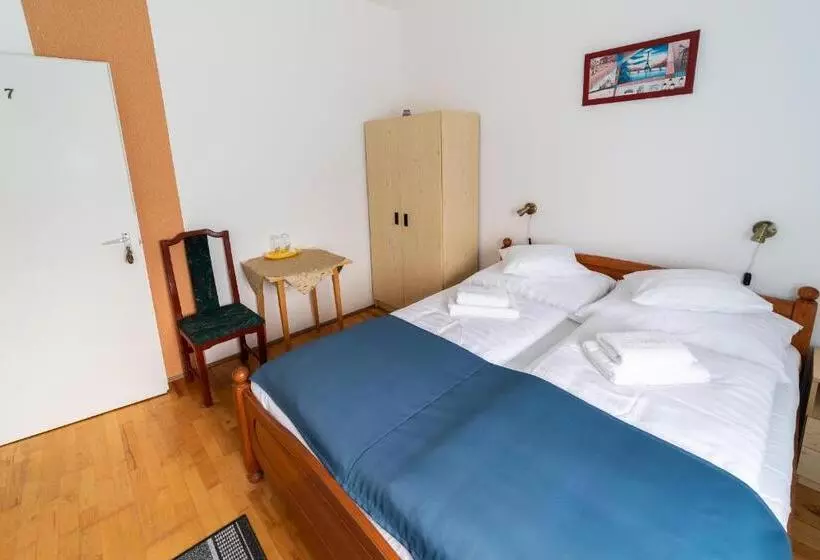 Aamiaismajoitus (B&B) Villa Lotus