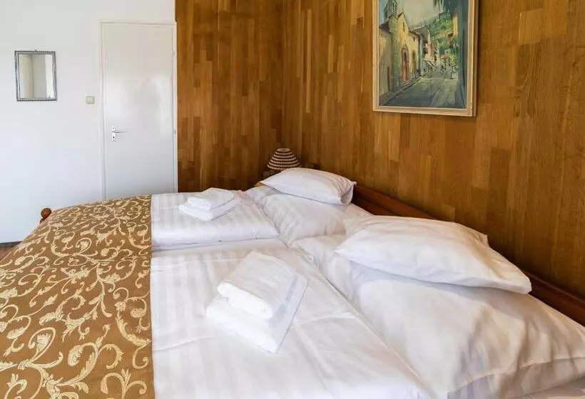 Aamiaismajoitus (B&B) Villa Lotus